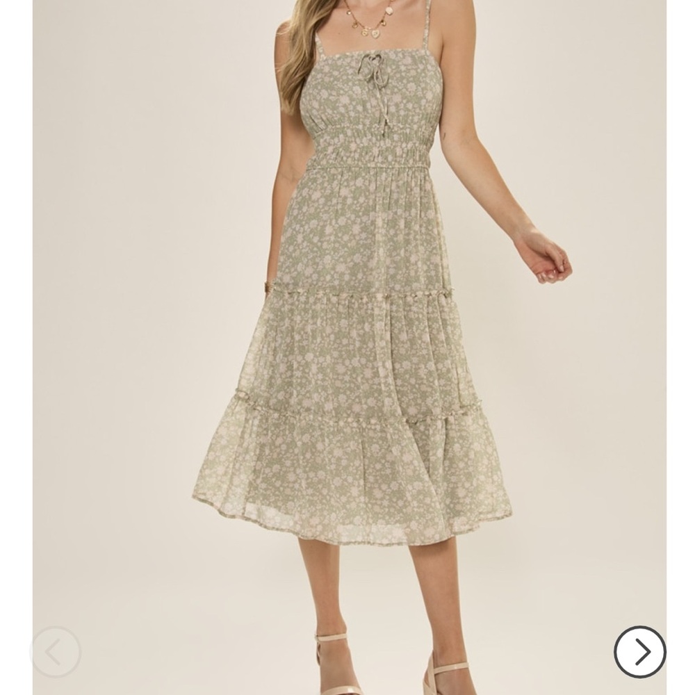 Trixxi Floral Tiered Midi Dress(Size Medium)